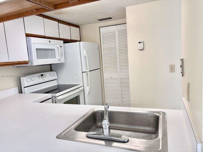 Building Photo - 6340 La Costa Dr