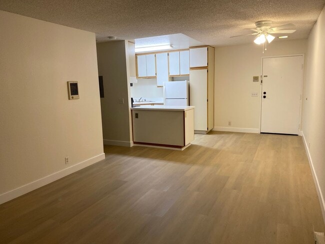 Building Photo - Spacious One Bedroom in Hillcrest! On-site laundry, and parking garage! Sm dogs OK!