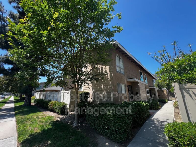 Primary Photo - 13525 3/4 VILLAGE DR