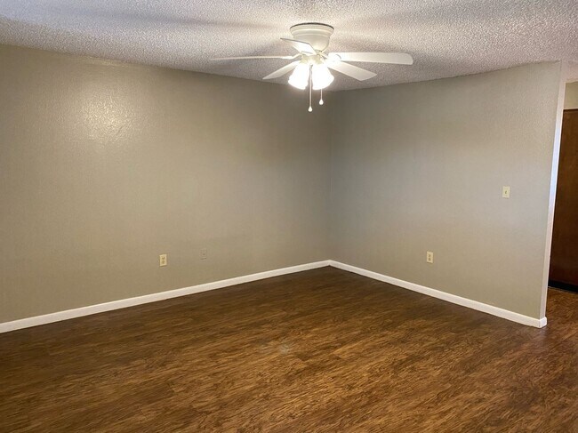 Building Photo - 510 Dowden Rd