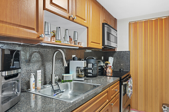 1 BR, 1 BA - 544SF - Kitchen - 909 NW 5th St