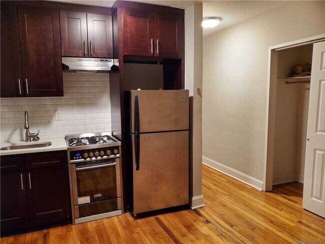 Foto del edificio - 32-55-55 Steinway St