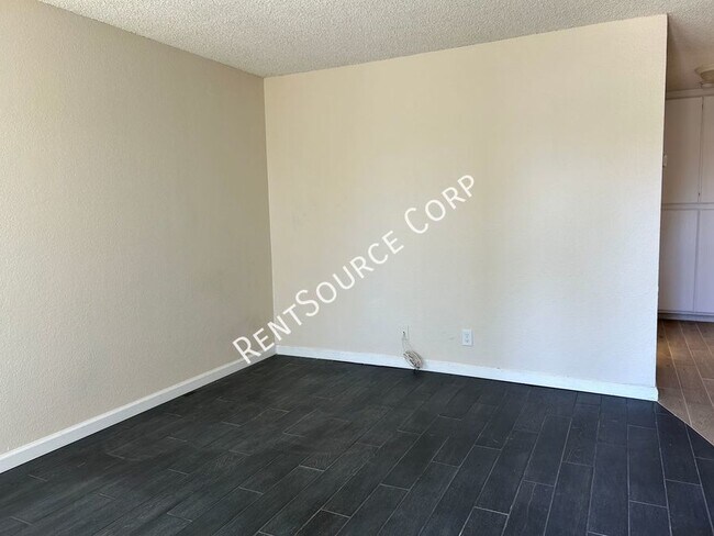 Building Photo - 2 Bedroom / 1 Bathroom Condo for rent in L...