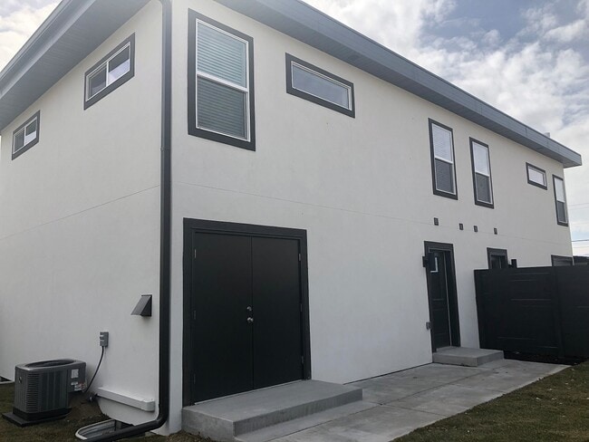 Building Photo - Stunning NEW Duplex in Murray