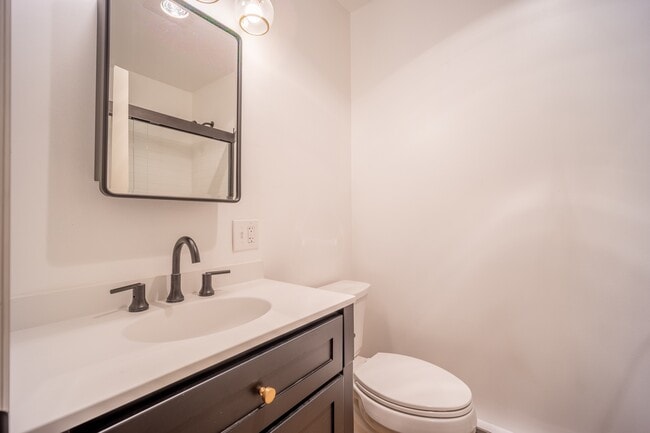 Building Photo - 404 Chelsea Cv S