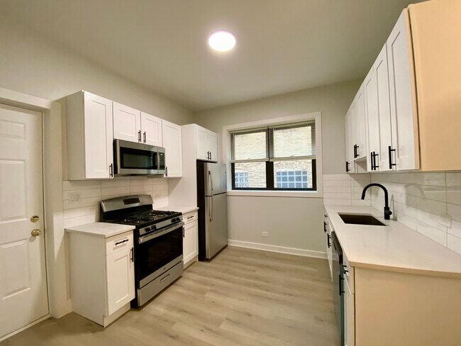 Building Photo - 1320 N Wicker Park Ave