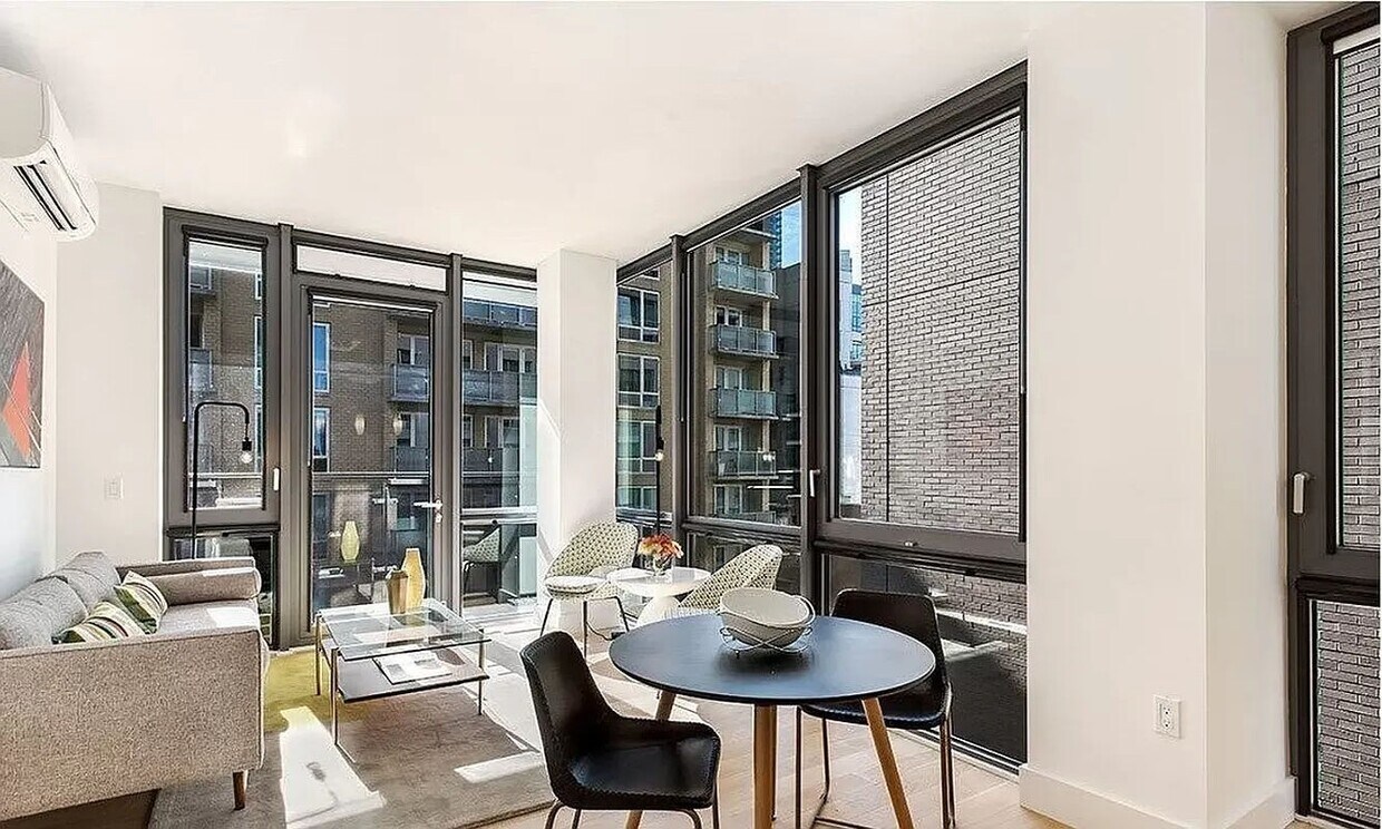 Foto principal - 41-22 24th St