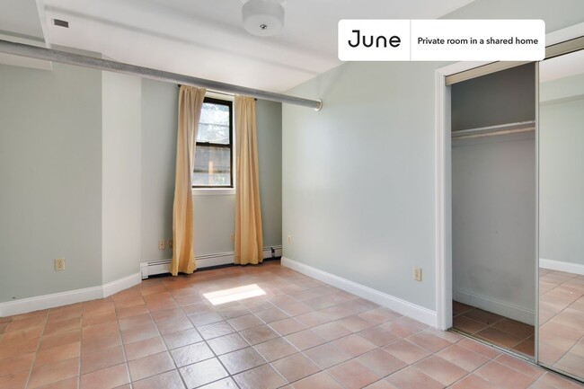 Building Photo - Private bedroom in 5 bed/3 bath Home