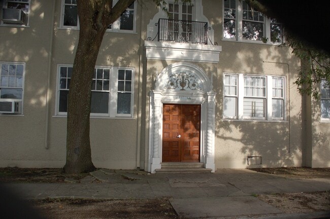 Building Photo - 800 N Olympia St