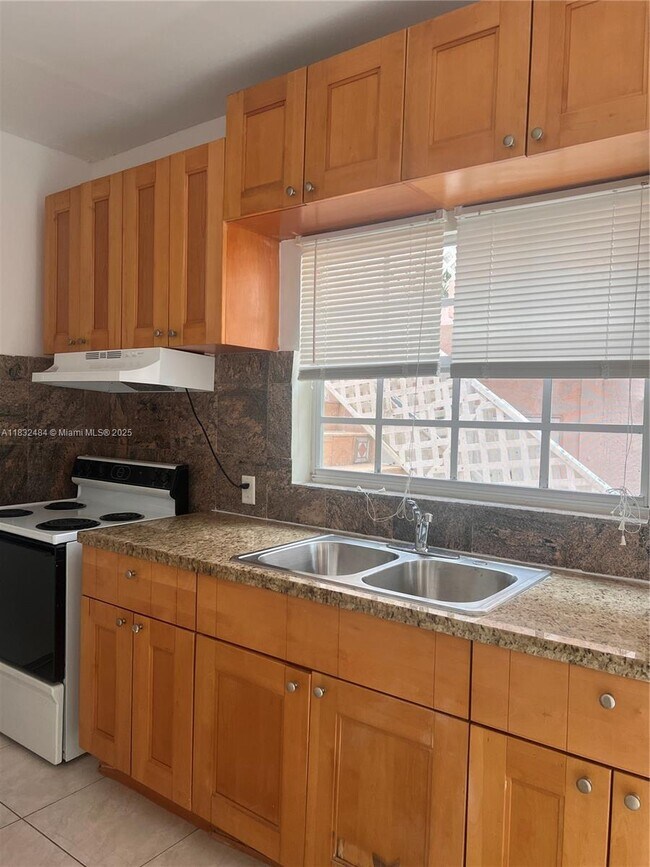Foto del edificio - 143 NE 43rd St