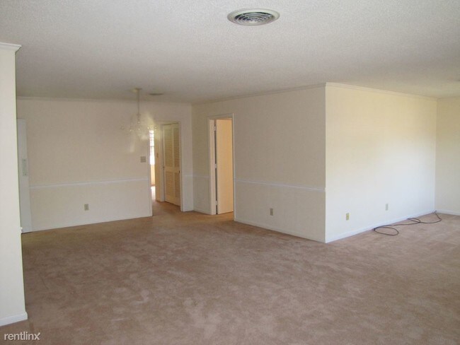 Building Photo - 827 Milledge Rd