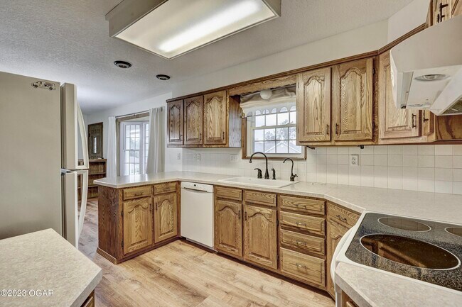 Building Photo - 304 Lakeview Ln