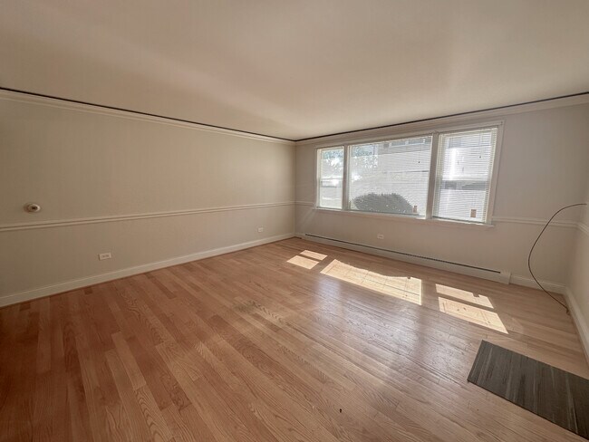 Building Photo - 4932 N Leonard Dr
