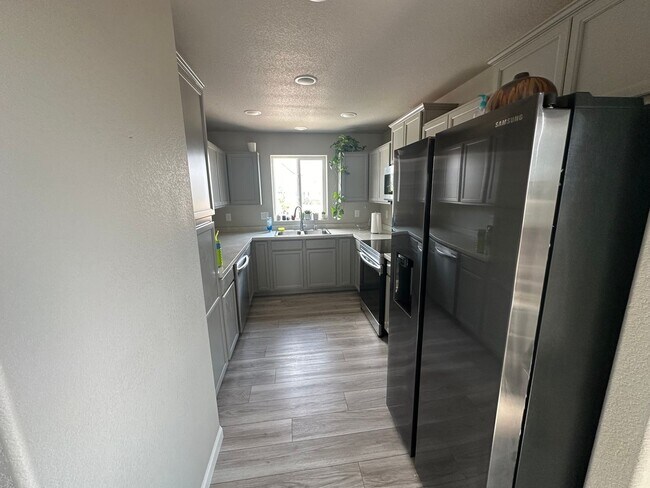 Foto del edificio - 3 Bed 4 bath house in Lorson Ranch!