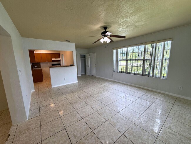 Foto del edificio - 2401 NW 170th St