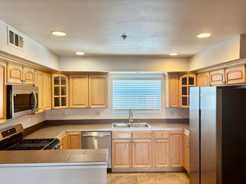 Foto principal - 6033 Eleanor Ave