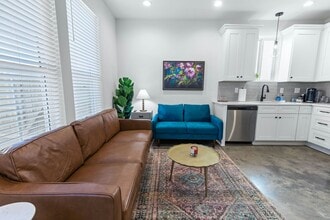 Building Photo - 500 Highland Oaks Ln