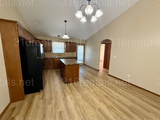 Foto del edificio - $1575 - 4 bedroom/ 2 bathroom - Gorgeous newly remodeled townhome!