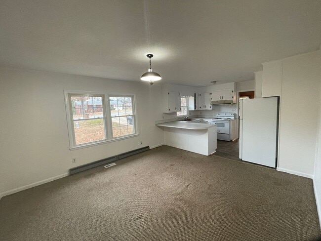 Building Photo - 3 bedroom 1.5 bath house available.   Pet friendly!