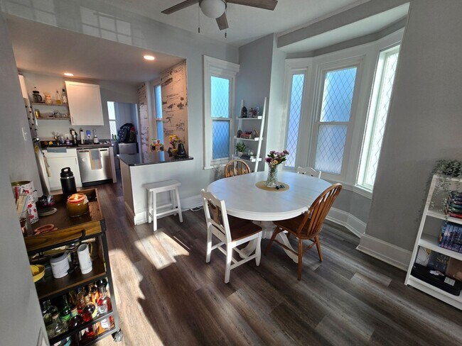 Building Photo - Beautiful, bright, modern 2 bedroom 1 bath...