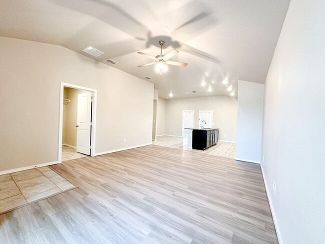 Foto del edificio - 13803 Quanah Ave