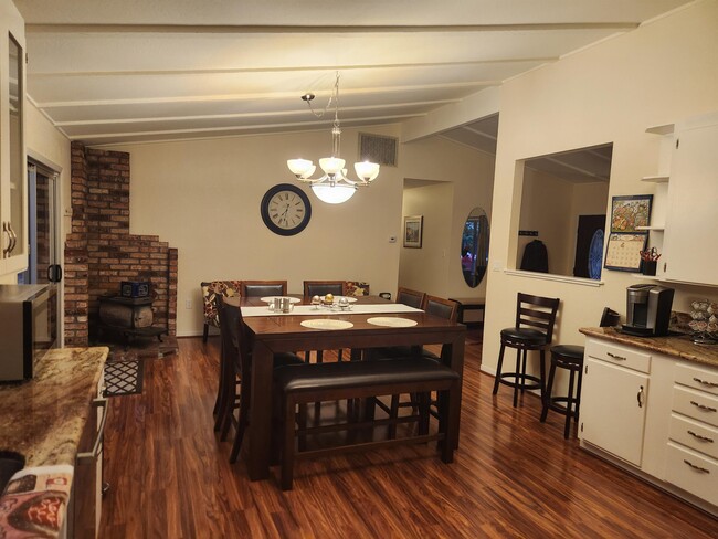 Foto del edificio - 18563 Woodwardia Rd