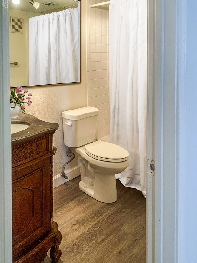 Spacious bathroom - 8510 Park Ln