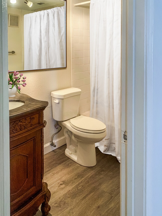 Spacious bathroom - 8510 Park Ln
