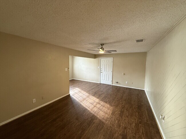 Foto del edificio - 611 W Gilmer St