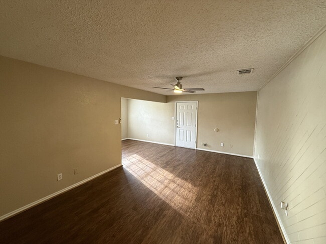 Building Photo - 611 W Gilmer St