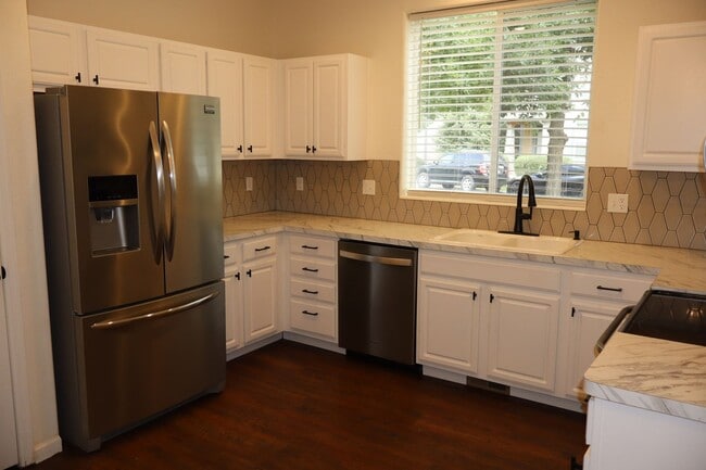 Building Photo - Beautiful Fort Collins 3 Bed, 2.5 Bath Tow...