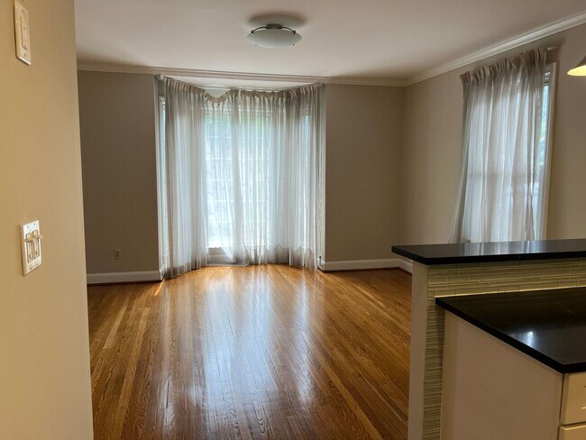 Building Photo - Charming Cape/Colonial Close to NIH, Walte...
