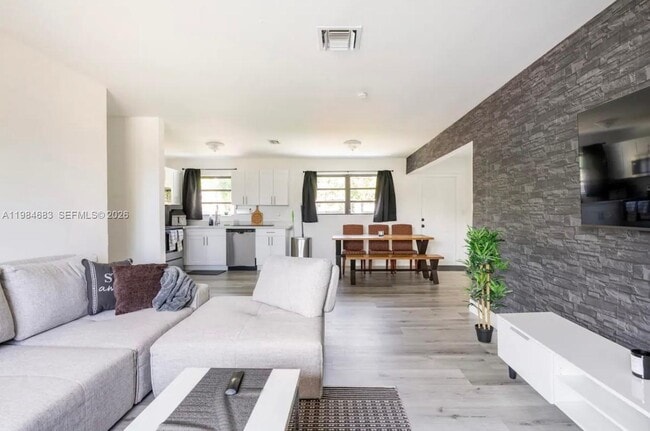 Foto del edificio - 1200 NW 18th Ct