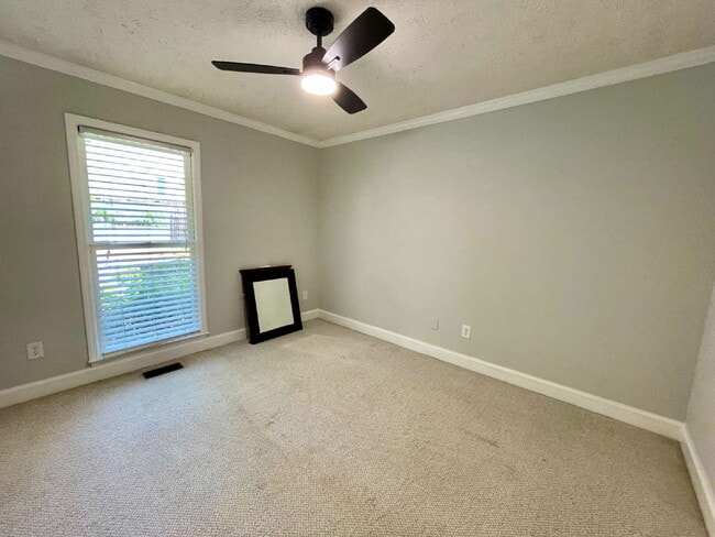 Building Photo - 3-Bed, 3-Bath Townhouse In Lands End