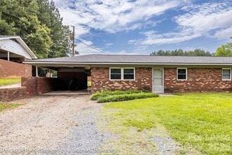 Building Photo - 219 Roslyn Rd