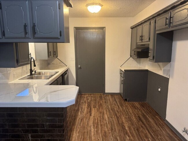 Foto del edificio - 3 bed one bath all new inside ready for mo...