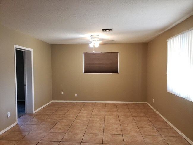 Building Photo - Single Level, Refrigerator/Washer/Dryer