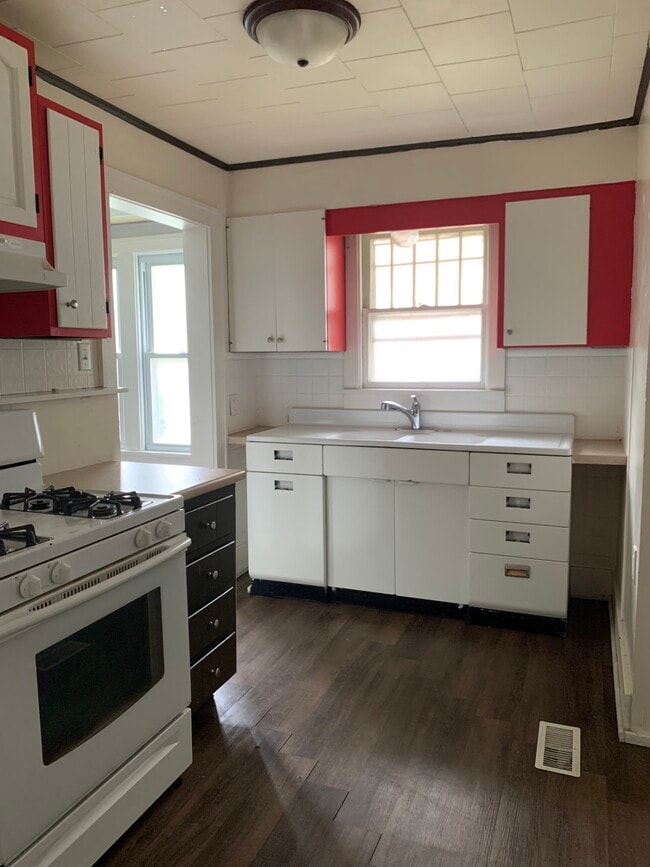 Building Photo - 215 S Kosciusko St