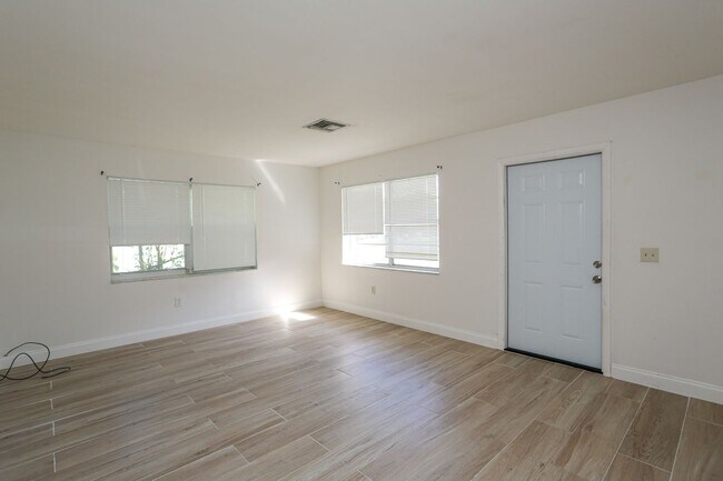 Building Photo - 1095 San Remo Ave