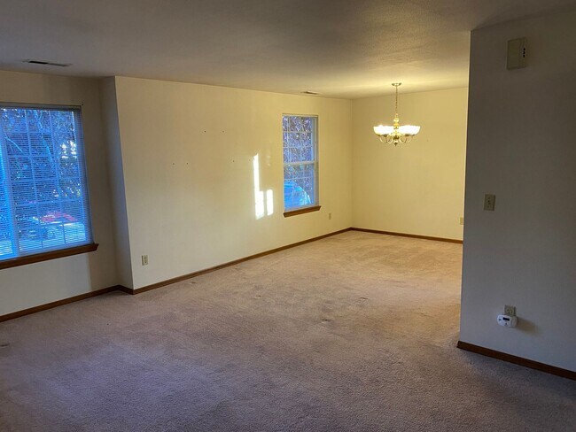 Foto del edificio - 1001 Crestview Ln
