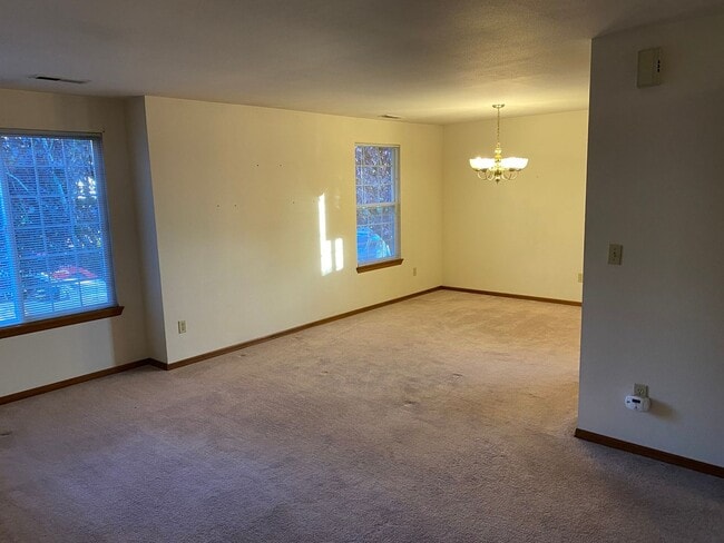 Building Photo - 1001 Crestview Ln