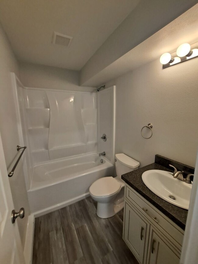 Building Photo - 2 Bedroom Condo in town