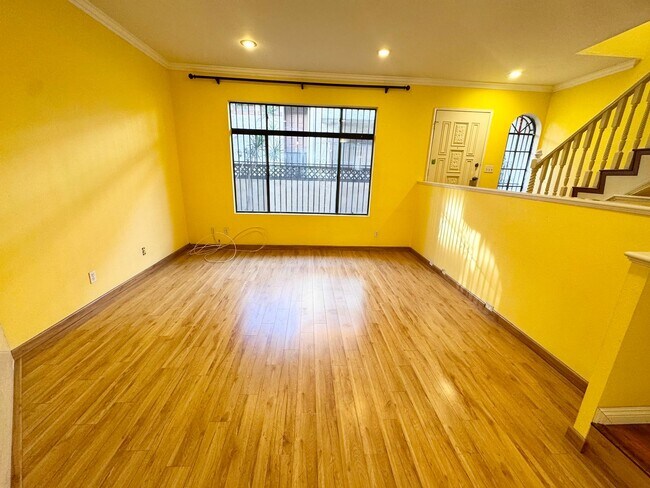 Foto del edificio - *** Charming 4 bed 3.5 bath Alhambra Townhome ***