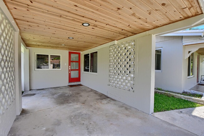 Building Photo - 126 NW 3rd Ct