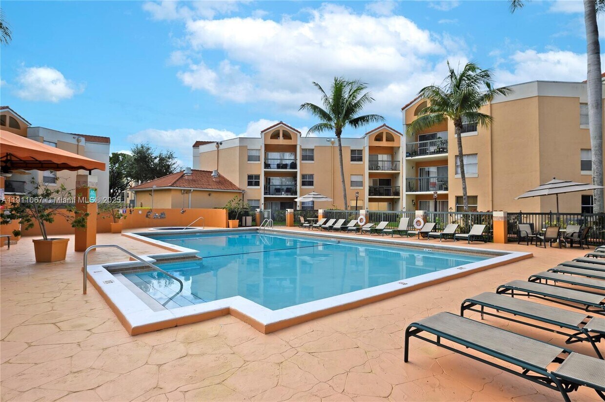 Foto principal - 6284 NW 186th St