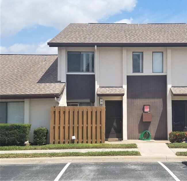 Foto del edificio - 2250 Golf Isle Dr