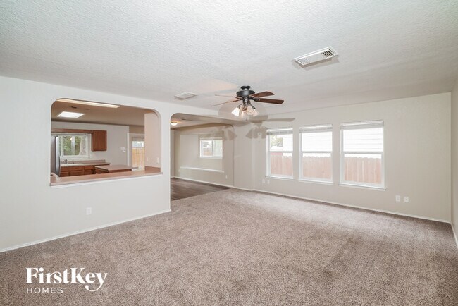 Building Photo - 910 Saxonhill Dr
