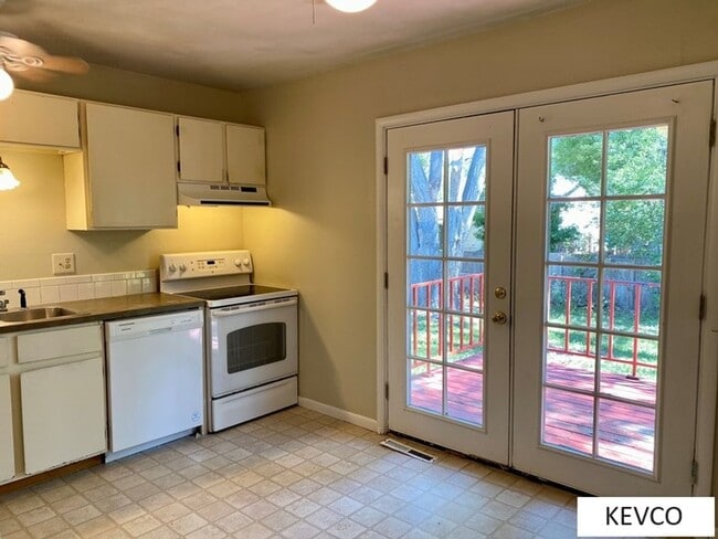 Building Photo - Incredible House and Yard!