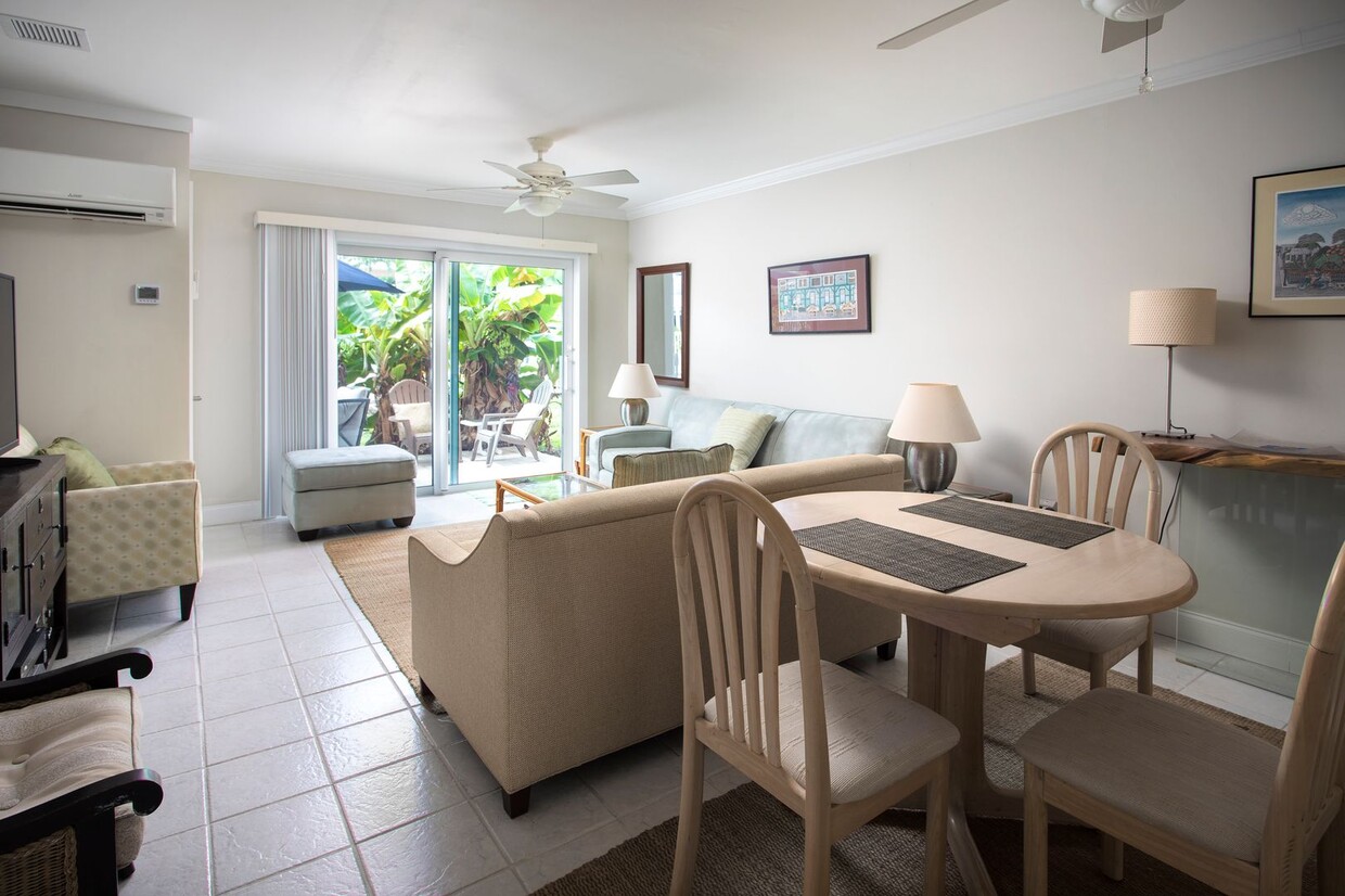Foto principal - 1 Bedroom 1 Bathroom Furnished Condo pool view- 6 month Lease