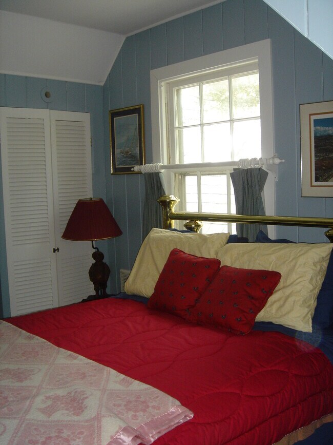 Bedroom - 1150 W Old Mill Rd